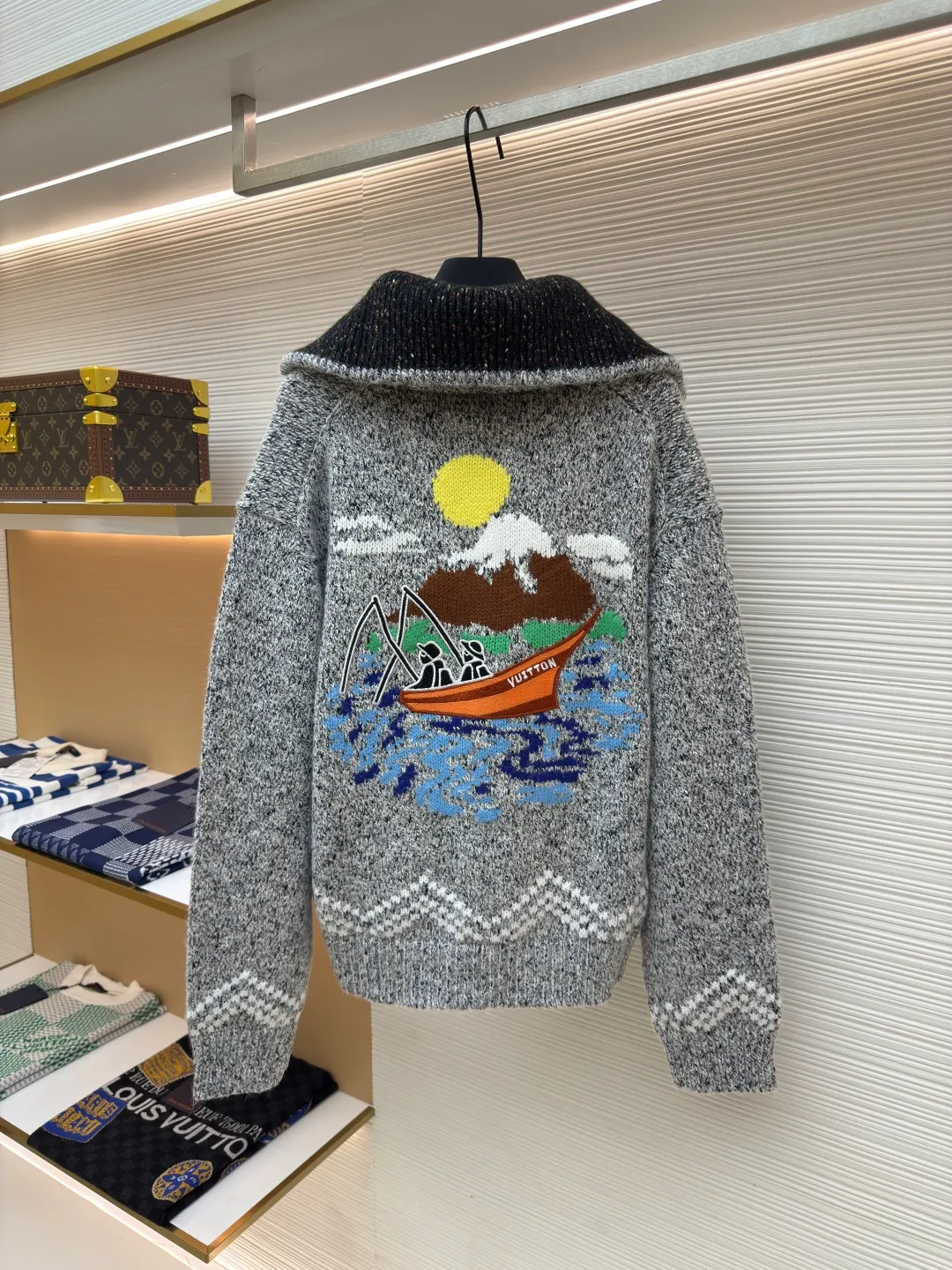 LOUIS VUITTON Nigo Series Zippered Knitted Tunic Jacket ●Authentic product: 229999 purchase and development ●Item number: 1680071-C10 ●Fabric: wool fabric ●Technology: Jacquard production ●Version: fitted version ●Weight: about 1430 grams ●Size: S-M-L-XL ●Description: This tunic jacket focuses on Pharrell Williams and Nigo in 2025 A creative picture drawn together in autumn and winter. A koi carp wearing the LV logo swims on the front, and behind the cherry blossoms and Japanese text marks, Nigo’s cultural origins are revealed. Sophisticated patterns are intarsia and embroidered on a cotton-wool-blend knit that's textured as finely as if it were handmade. Beaded zip pulls add an elegant touch to the comfortable silhouette. The overall wiring is straight and delicate, the fabric is comfortable and soft, and the color is consistent without color difference. It can be matched with the same style to create a fashionable look and control various occasions. Customized accessories, complete with three standards, same style for men and women!